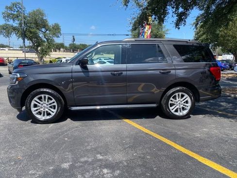 Used 2022 Ford Expedition XLT AWD/4WD image 2