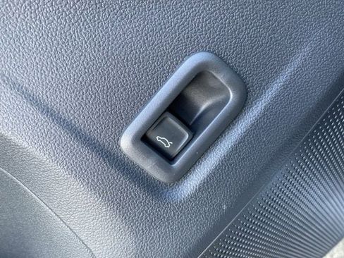 New 2025 Volkswagen Tiguan SE image 25