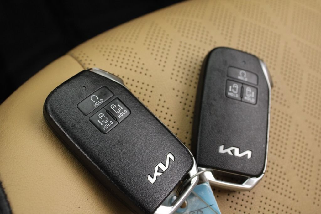 Used 2022 Kia Carnival EX FWD image 30