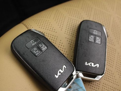 Used 2022 Kia Carnival EX FWD image 30