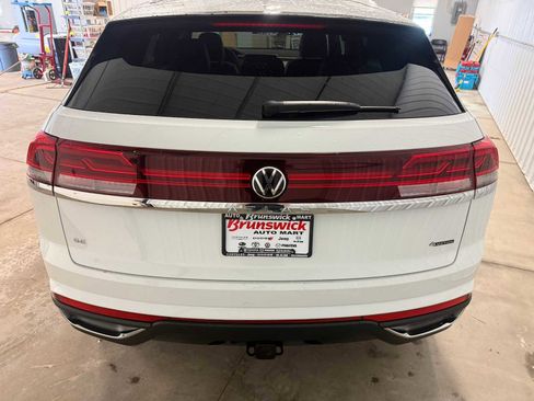 Used 2024 Volkswagen Atlas Cross Sport SE image 16