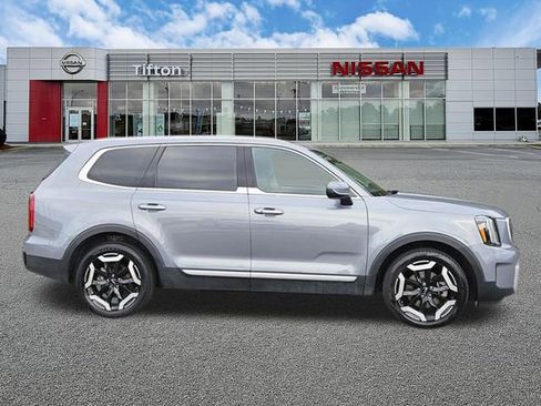 Used 2025 Kia Telluride S AWD/4WD image 3