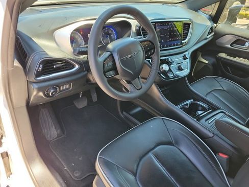 Used 2025 Chrysler Pacifica Limited FWD image 5