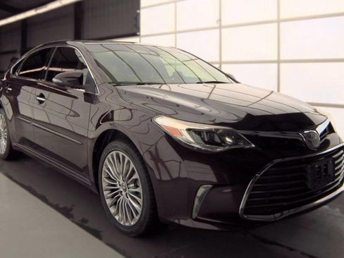 Used 2018 Toyota Avalon Limited w/ Carpet Mat Package FWD image 3