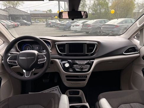 Used 2022 Chrysler Voyager LX FWD image 17