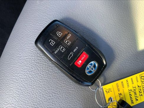 Used 2024 Toyota Sienna XLE image 15