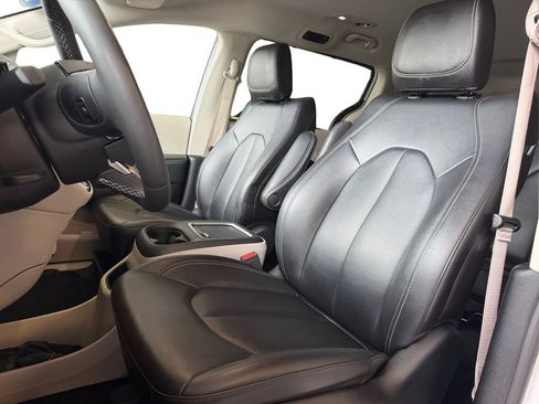 Used 2024 Chrysler Pacifica Touring-L FWD image 25
