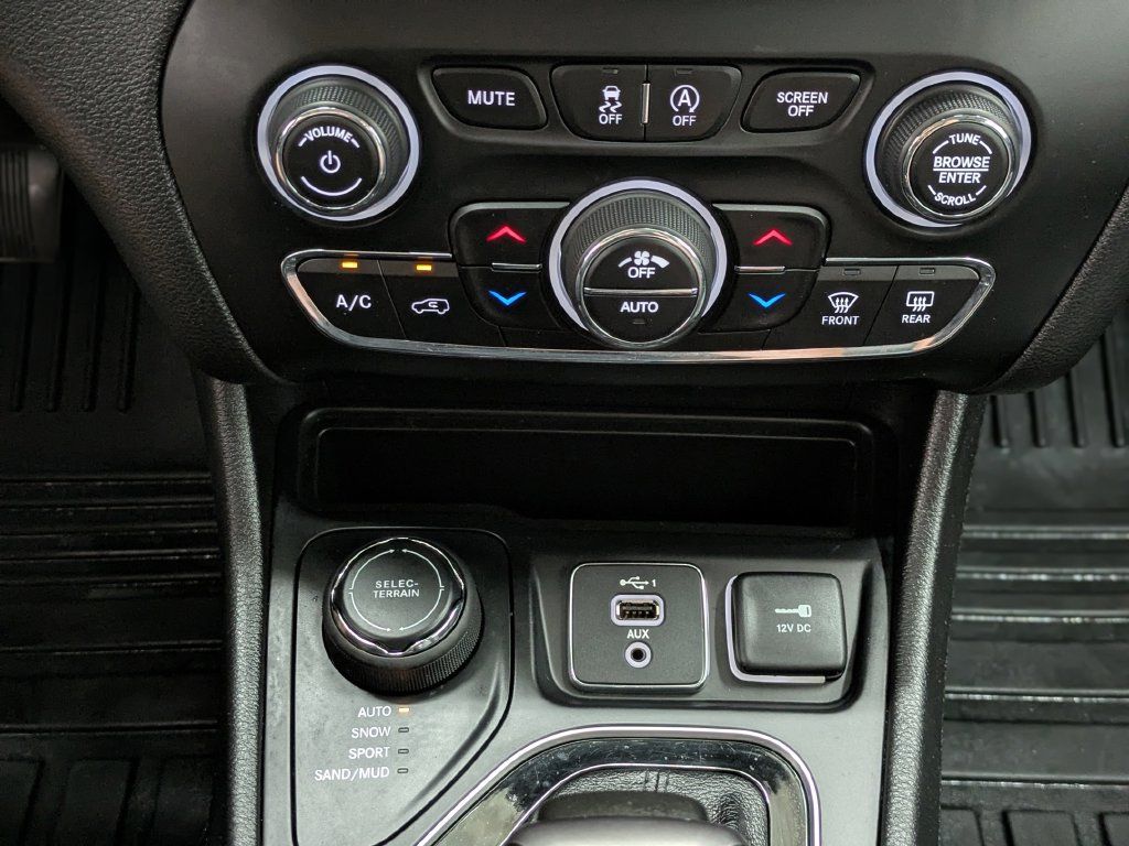 Used 2021 Jeep Cherokee Limited AWD/4WD image 12