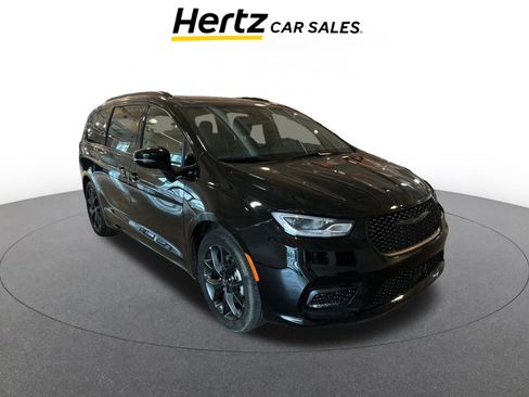 Used 2025 Chrysler Pacifica Limited image 1