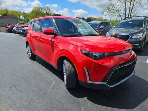 Certified 2025 Kia Soul LX FWD image 4
