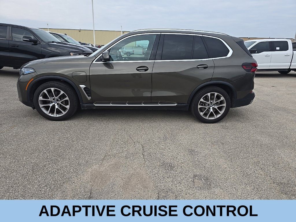 Used 2025 BMW X5 xDrive50e AWD/4WD image 3