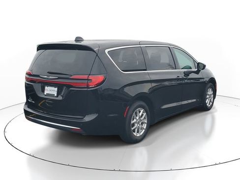 Used 2024 Chrysler Pacifica Touring-L FWD image 4