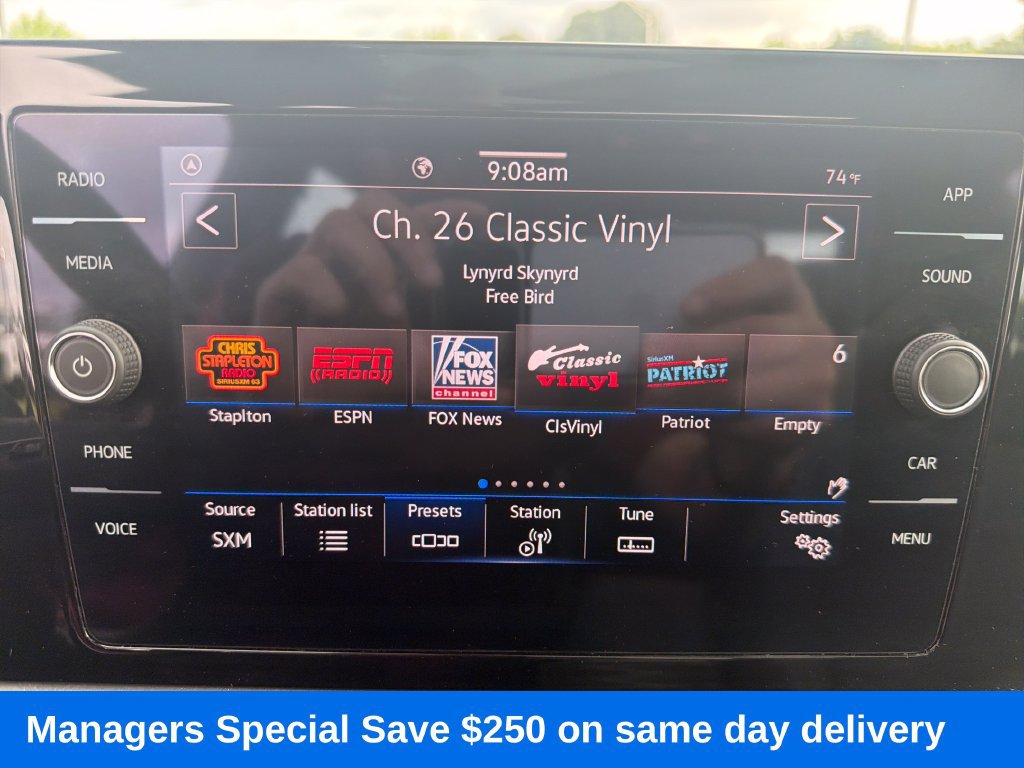 Used 2025 Volkswagen Jetta SE FWD image 19