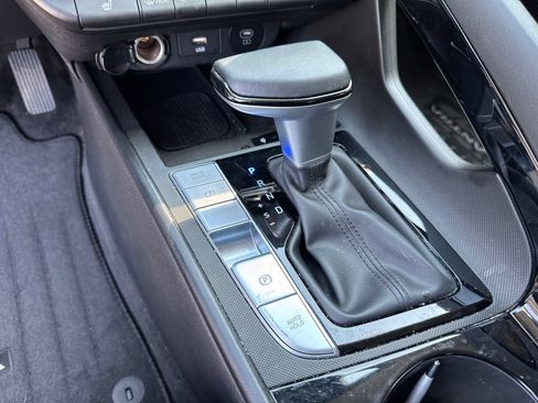 Certified 2025 Hyundai Elantra Limited FWD image 17