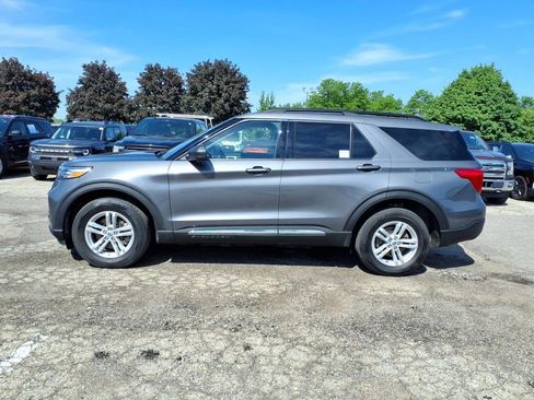 Used 2023 Ford Explorer XLT w/ Equipment Group 202A AWD/4WD image 2