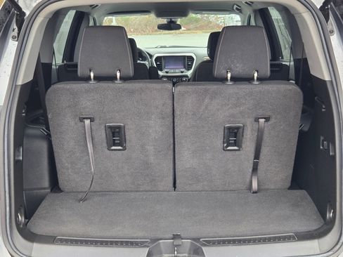 Used 2022 GMC Acadia SLE image 34