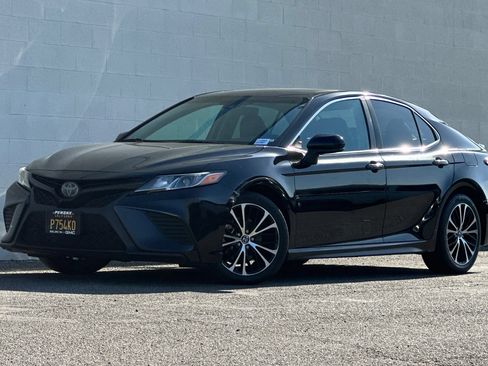 Used 2019 Toyota Camry SE FWD image 8