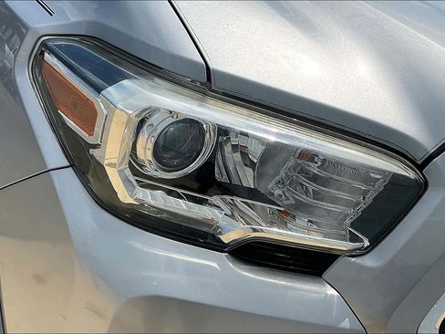Used 2018 Toyota Tacoma SR5 RWD image 27