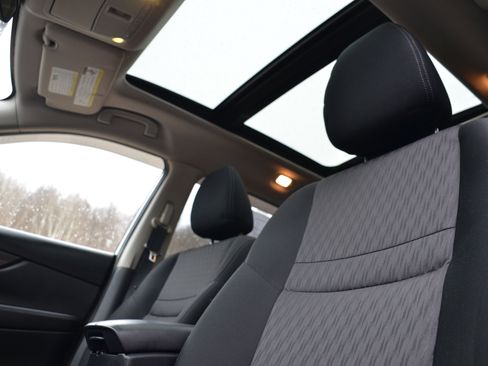 Used 2019 Nissan Rogue SV w/ Sun & Sound Touring Package image 16