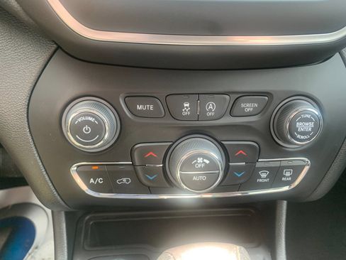 Used 2022 Jeep Cherokee Latitude Lux AWD/4WD image 24