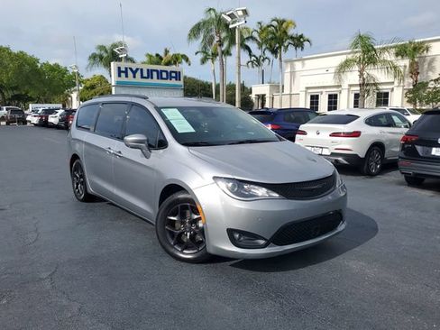 Used 2020 Chrysler Pacifica Touring-L Plus FWD image 28