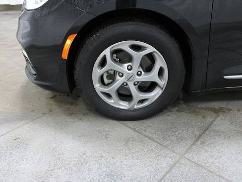 Used 2023 Chrysler Pacifica Limited FWD image 35