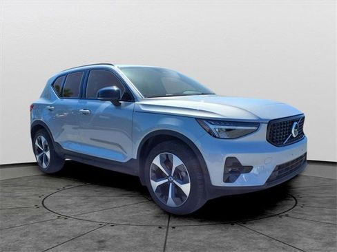 Used 2023 Volvo XC40 B5 Plus w/ Protection Package Premier image 3