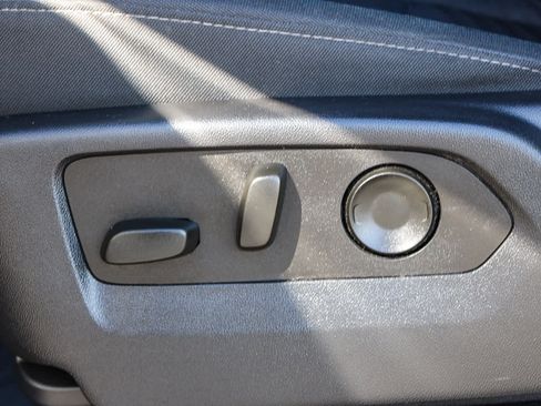 Used 2023 Chevrolet Silverado 1500 Custom image 19