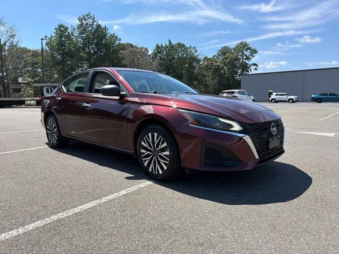 Used 2025 Nissan Altima 2.5 SV AWD/4WD image 4