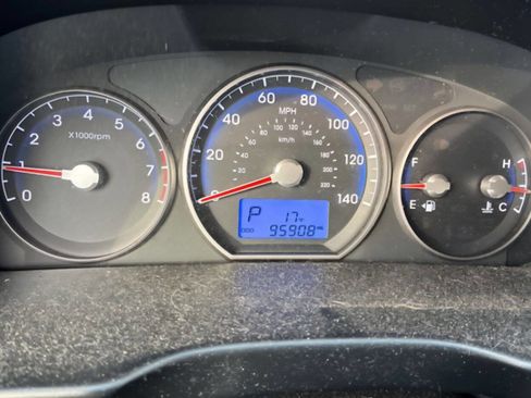 Used 2012 Hyundai Santa Fe GLS image 11