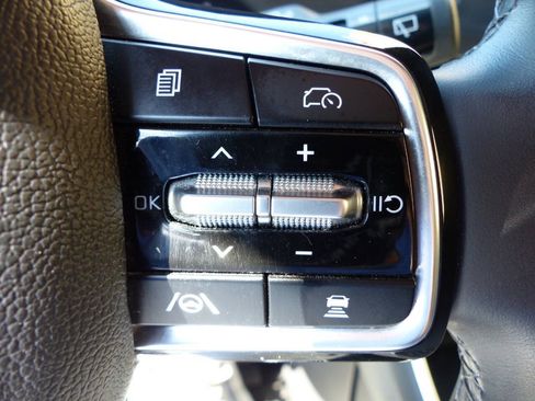 Used 2025 Kia Carnival EX FWD image 27