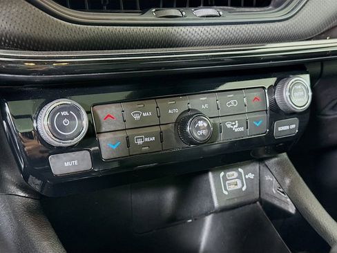 Used 2023 Jeep Compass Latitude w/ Sun and Sound Group AWD/4WD image 8