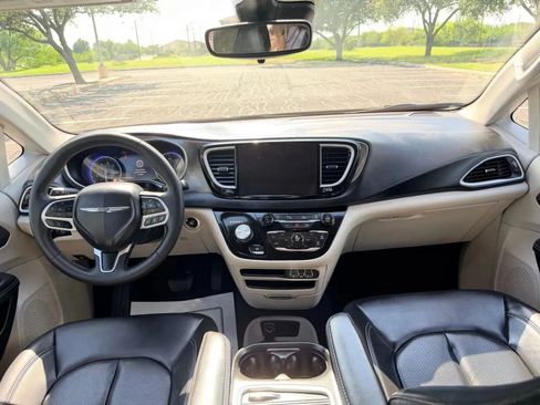 Used 2023 Chrysler Pacifica Touring-L FWD image 40