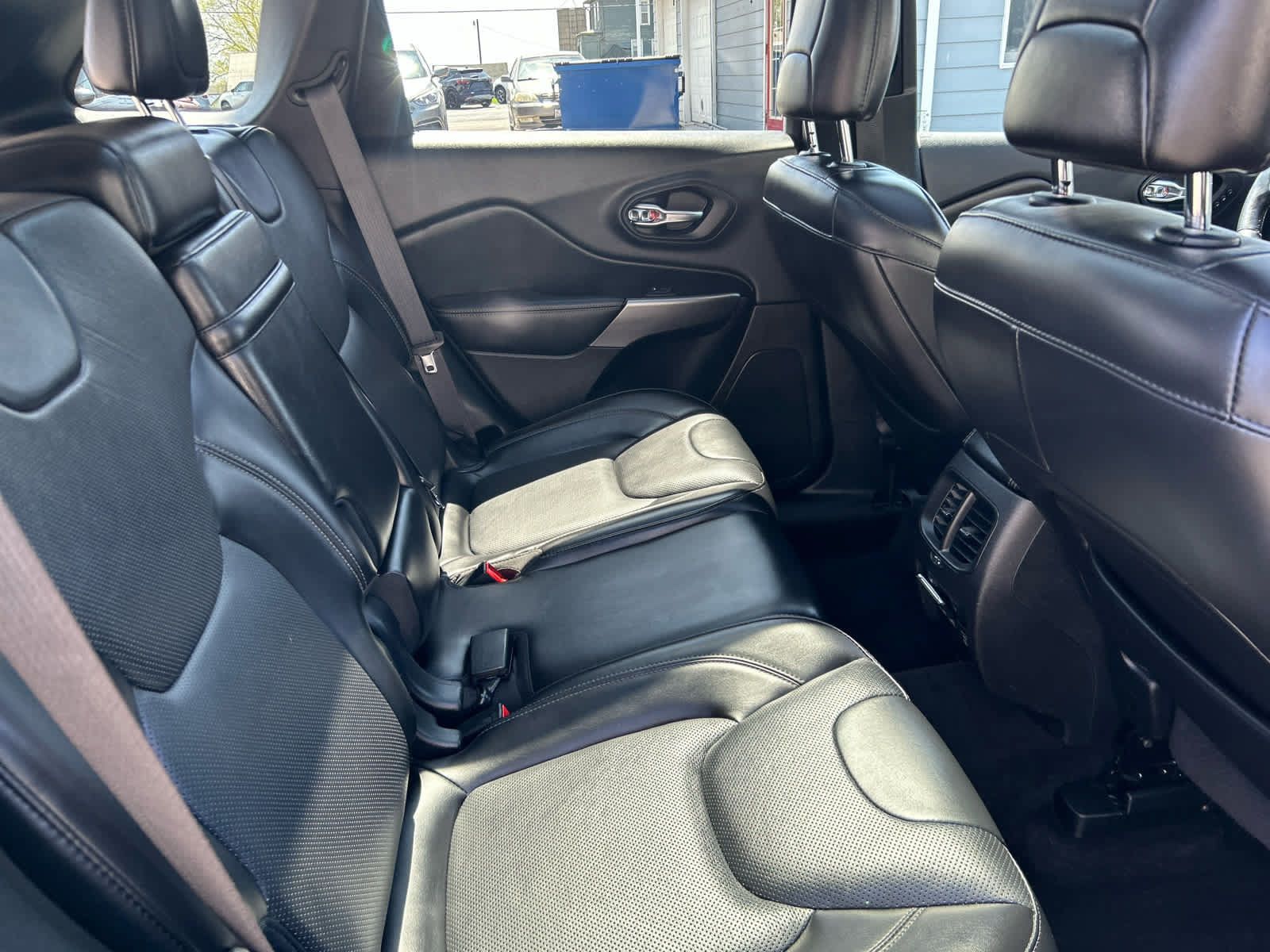 Used 2019 Jeep Cherokee Overland w/ Technology Group AWD/4WD image 28