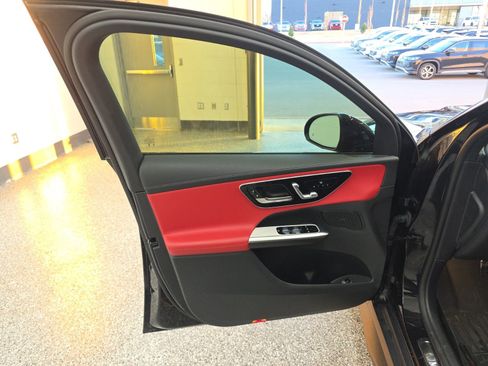 Used 2024 Mercedes-Benz GLC 300 4MATIC image 25