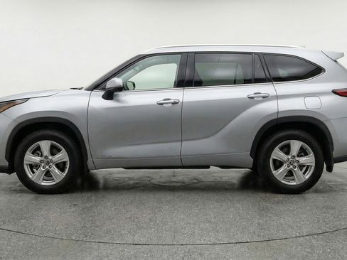 Used 2025 Toyota Highlander LE image 5