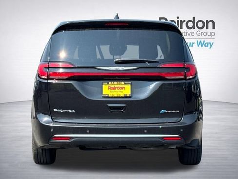 Used 2023 Chrysler Pacifica Touring-L FWD image 5
