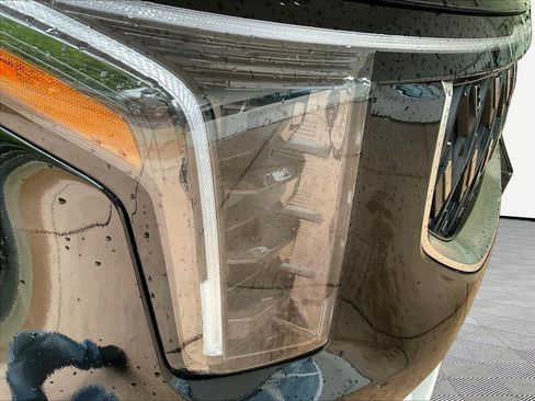 Used 2025 Kia Carnival FWD image 30