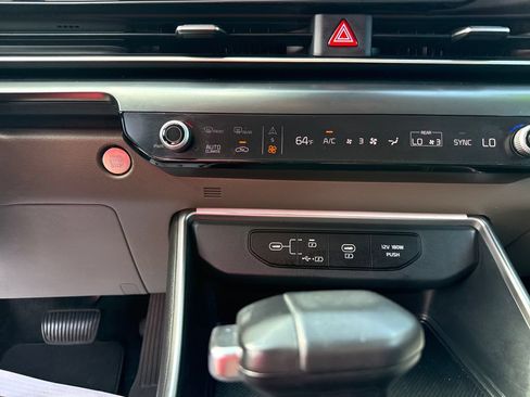 Used 2025 Kia Carnival FWD image 21
