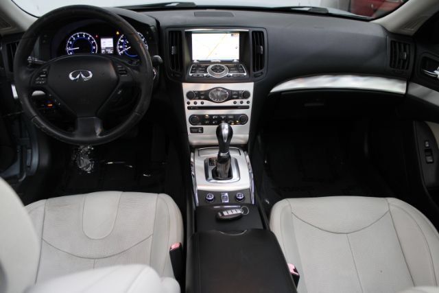 Used 2015 INFINITI Q60 Convertible w/ Premium Package RWD image 2