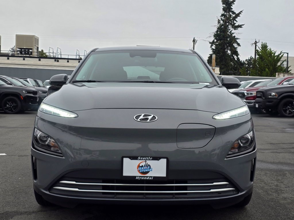 Used 2023 Hyundai Kona SE FWD image 2