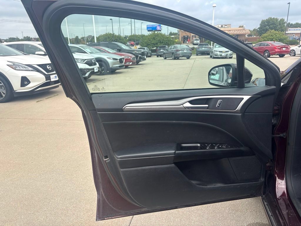 Used 2017 Ford Fusion SE w/ Fusion SE Technology Package FWD image 9