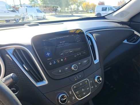 Used 2024 Chevrolet Malibu LT image 11