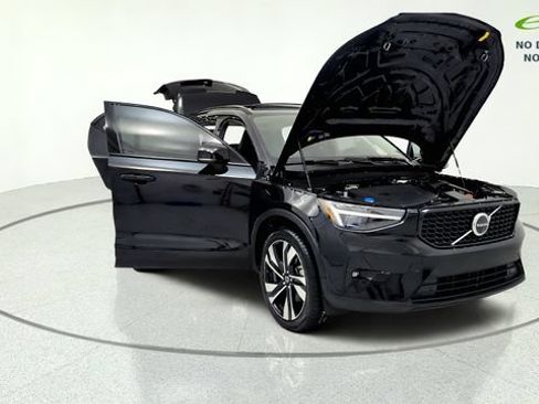 Used 2024 Volvo XC40 B5 Plus w/ Protection Package Premier AWD/4WD image 11