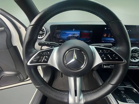 Used 2025 Mercedes-Benz GLA 250 4MATIC image 9