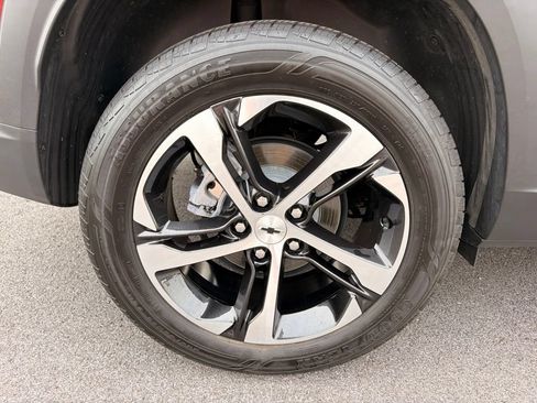 Used 2025 Chevrolet Trax RS w/ Driver Confidence Package FWD image 33