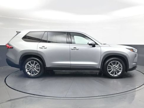 Used 2024 Toyota Grand Highlander AWD image 3