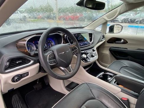 Used 2023 Chrysler Pacifica Limited image 13