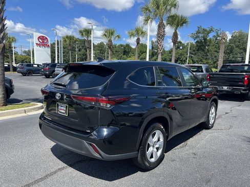 Used 2024 Toyota Highlander LE FWD image 10