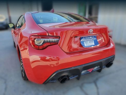 Used 2017 Toyota 86 image 5